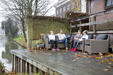 852183 Portret van Gijs, Rik, Esther en Koen, bewoners van een huis aan het Wolvenplein te Utrecht, gezeten op het ...